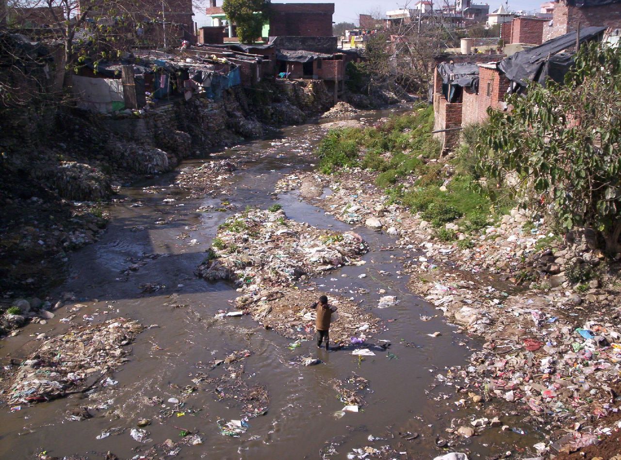 Основные экологические проблемы индии. Река ганг самая грязная река в мире. Мумбай Индия загрязненность.